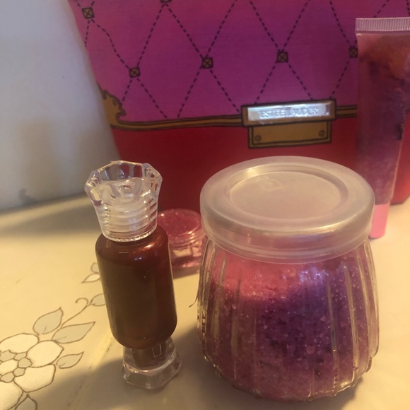 Fashion Estee Ladder makeup clutch. - Picture 3 of 5